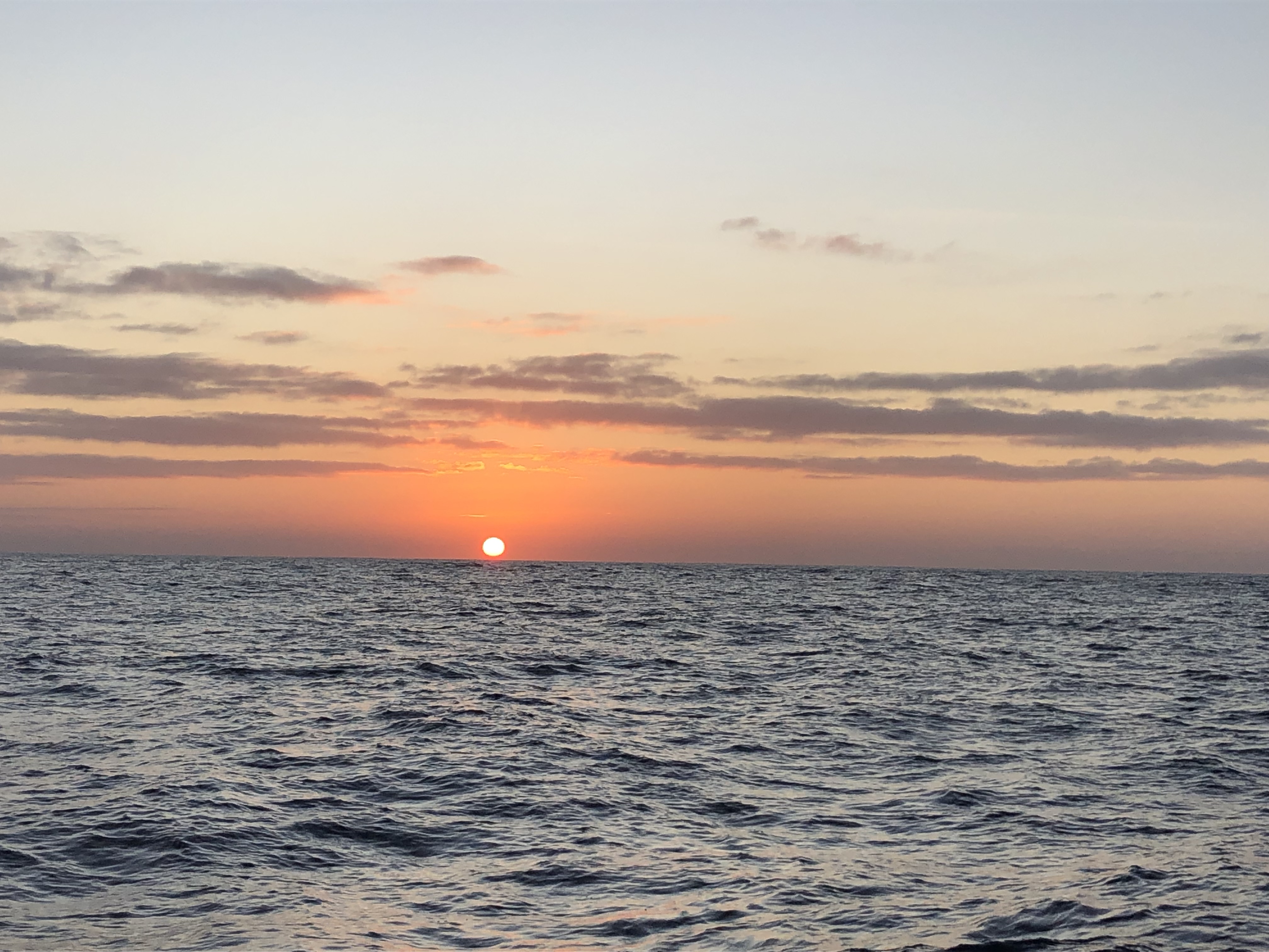 Zeilen varen marokko kinderen vertrekken oversteek zee zon zonsondergang
