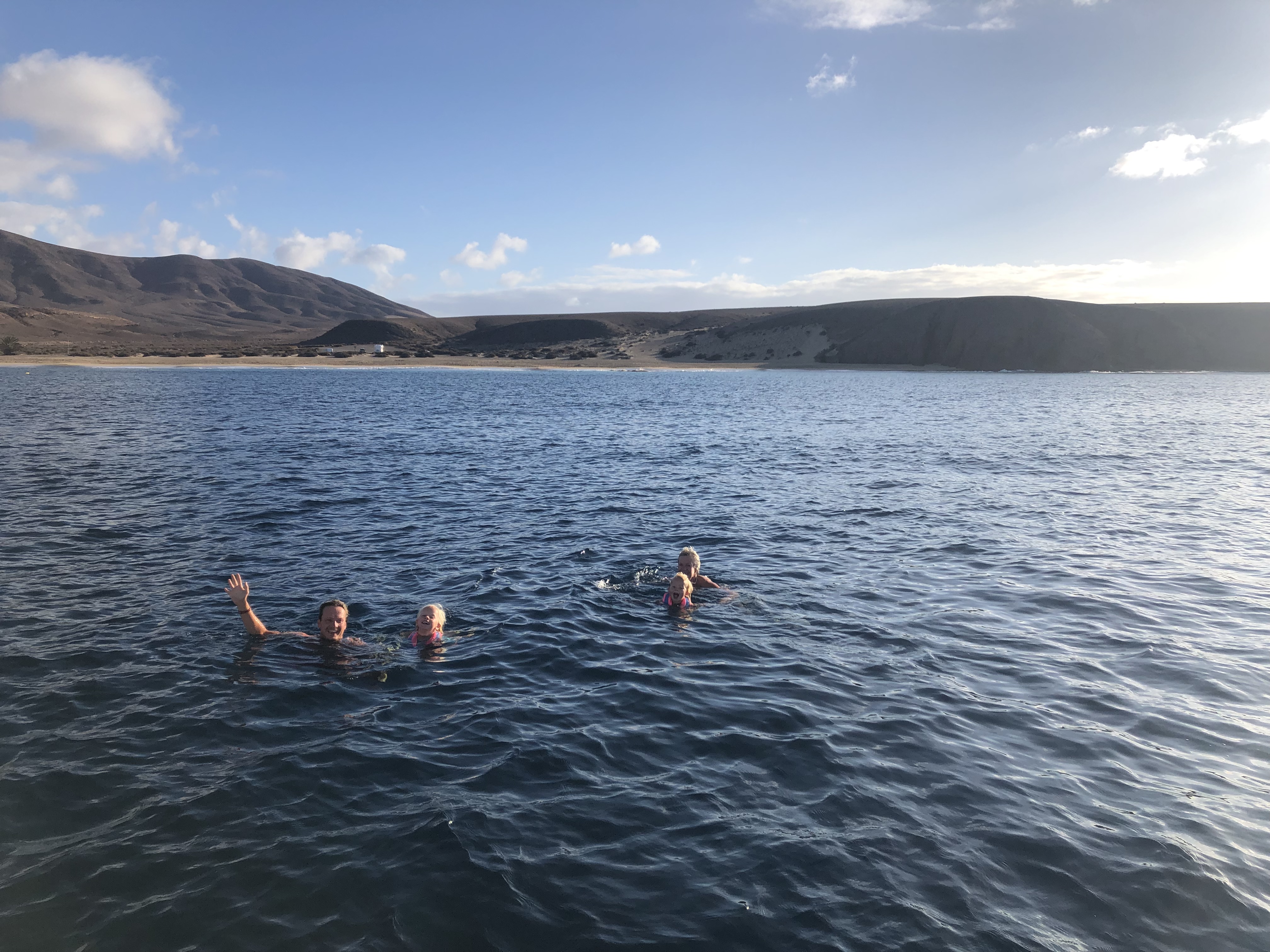 Zwemmen Varen zeilen vertrekken rond de wereld verkennen anker lanzarote spanje oma bezoek marina tapas 