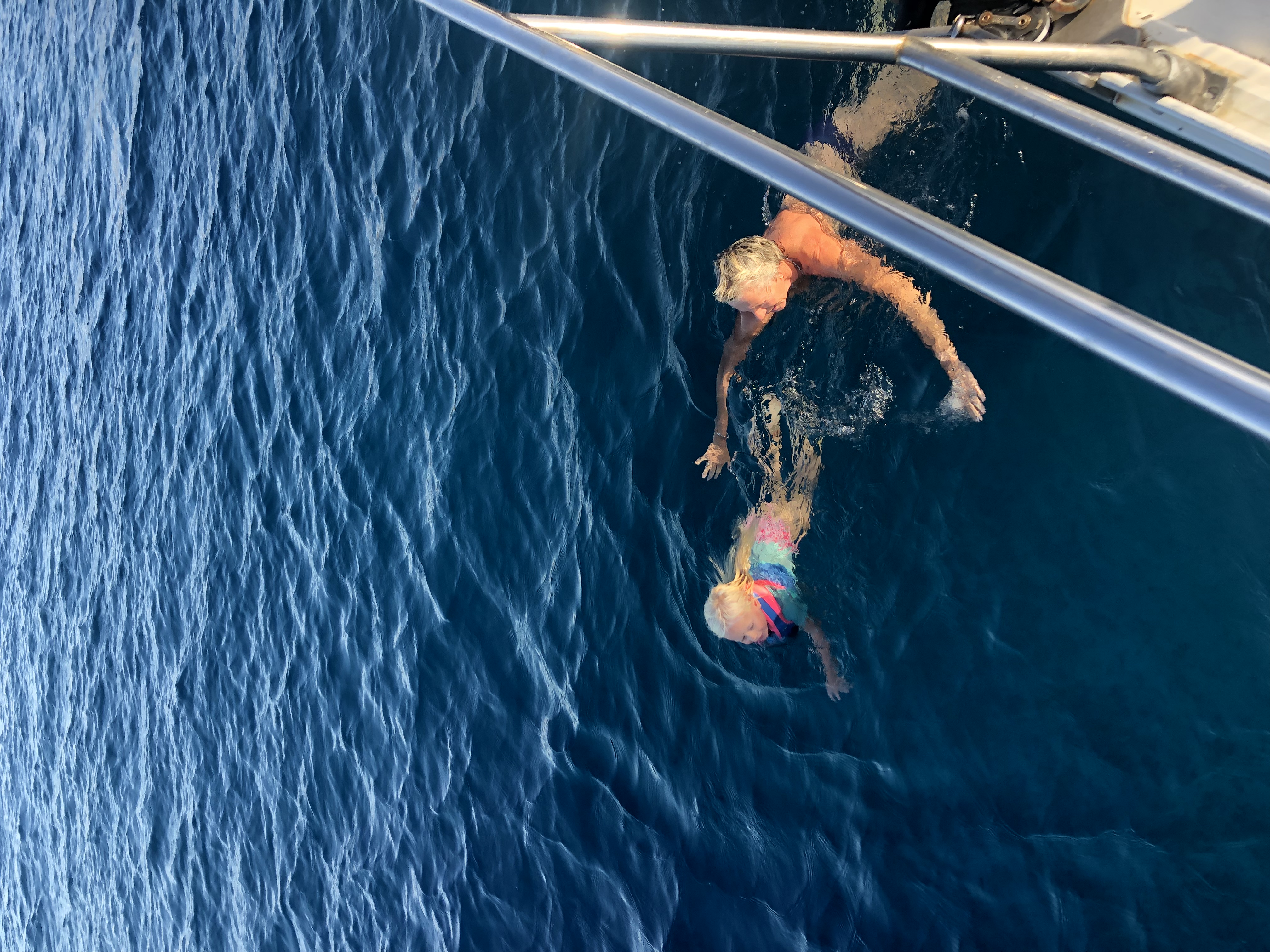 Varen zeilen vertrekken rond de wereld verkennen anker lanzarote spanje oma bezoek marina tapas zwemmem