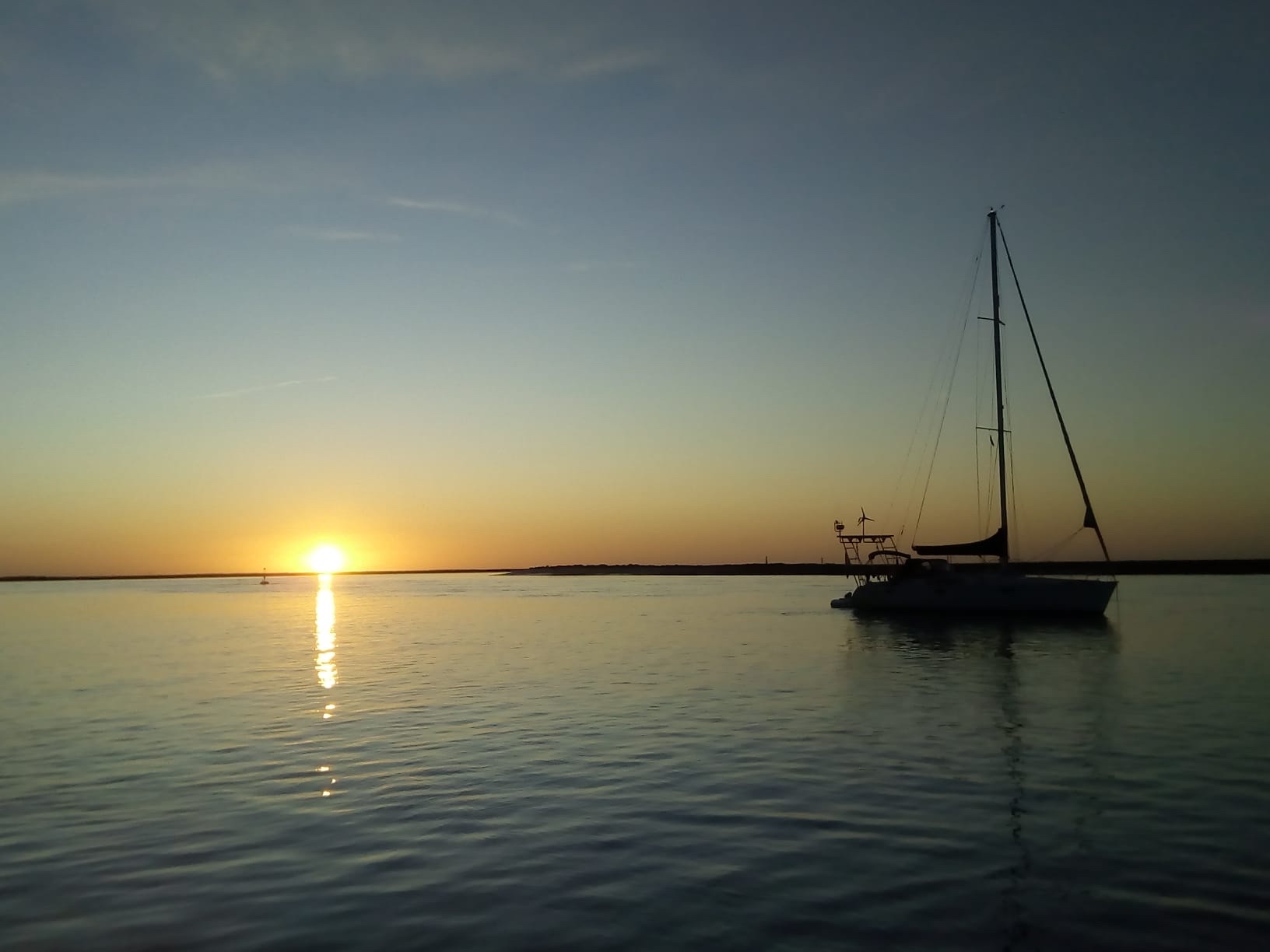 Zeilen varen zonsondergang zonsopkomst strand boot wereld rond isis zeilboot zee water avontuur