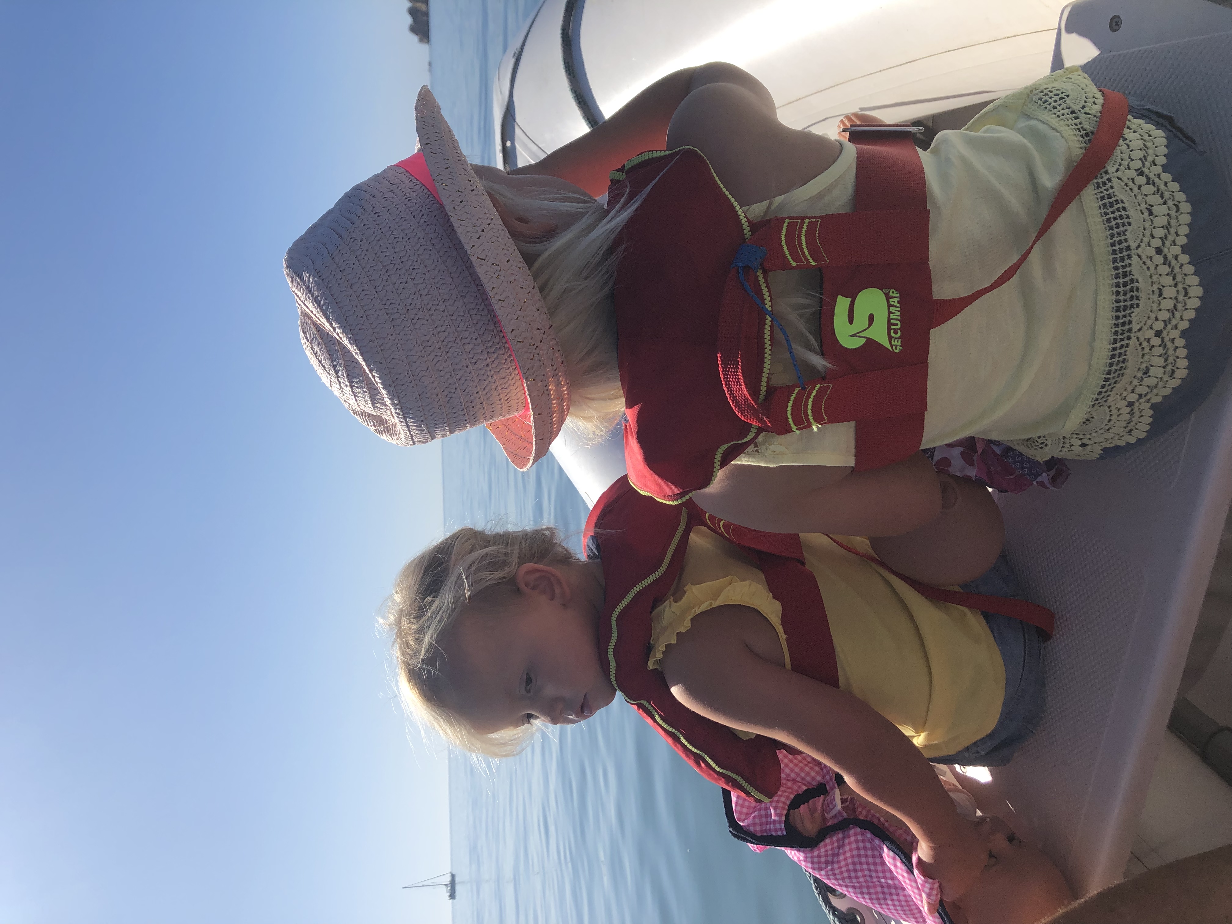 Zeilen varen vertrekken wereld rond reizen boot keven portugal lissabon anker bezoeken vrienden zwemmen bijboot