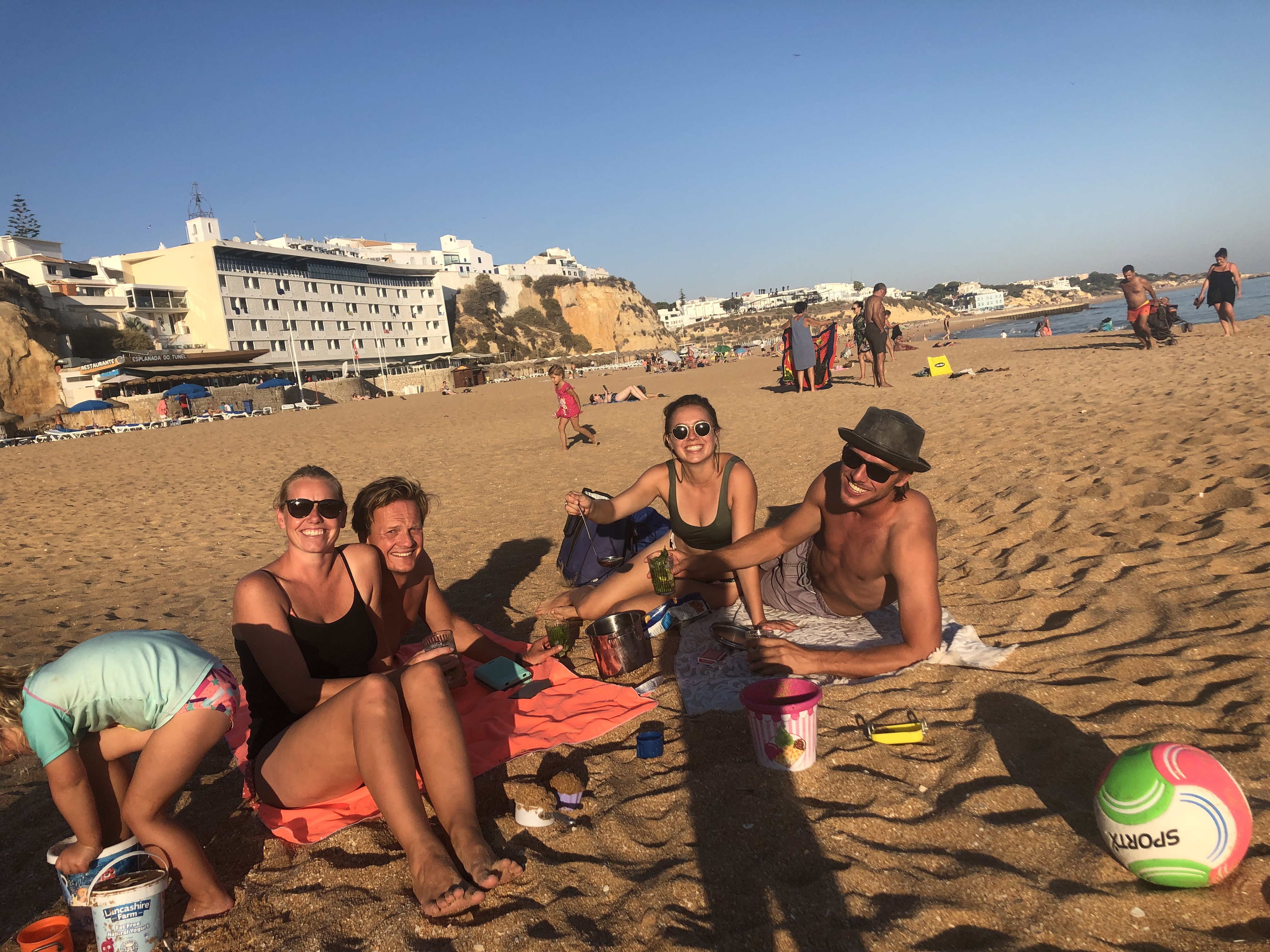 Zeilen varen rond de wereld met kinderen zee portugal faro anker familie vrienden eten sup drinken bijboot